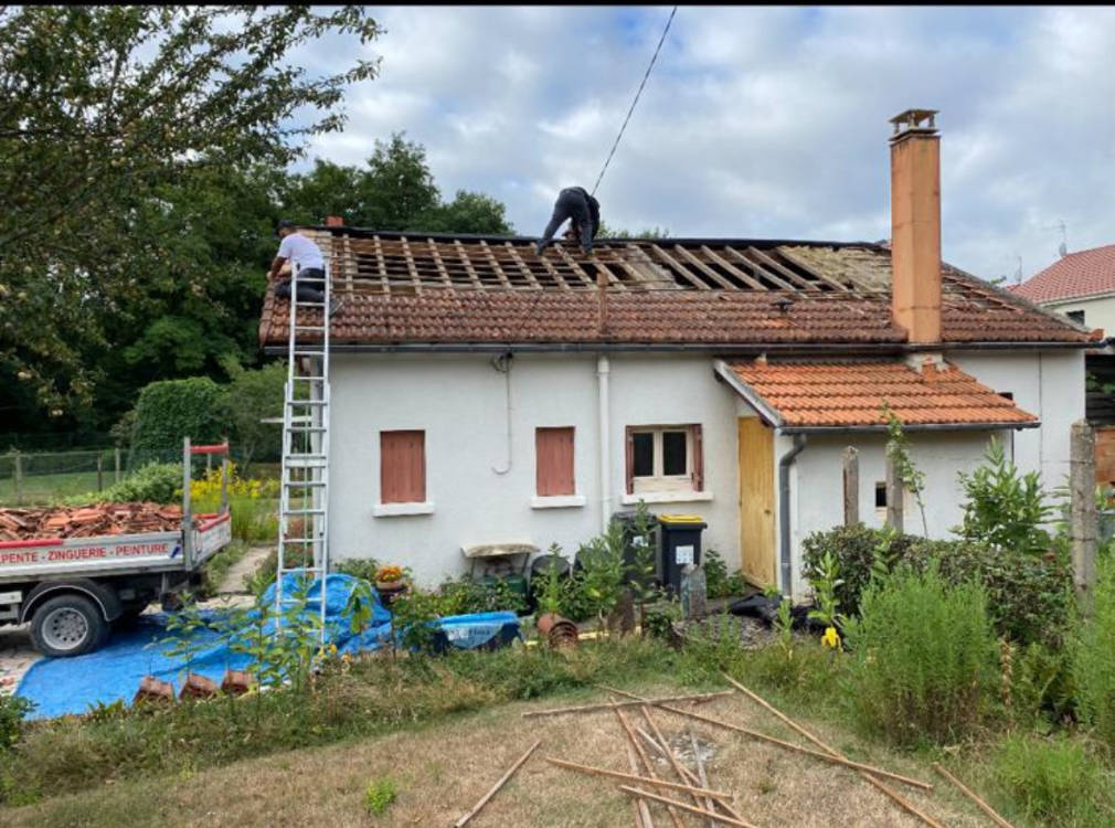 Dépose des anciennes tuiles lors d'une rénovation de toiture à Gif-sur-Yvette